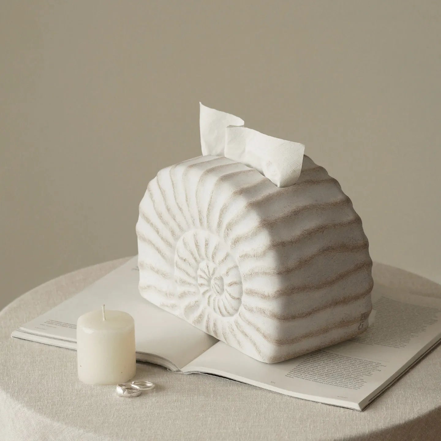Resin conch ramble decorative tissue box cover with seashell design.