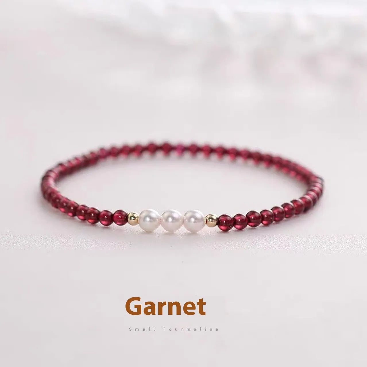 Adjustable women's bracelet with Chinese garnet beads and artificial pearls on silver-tone clasp