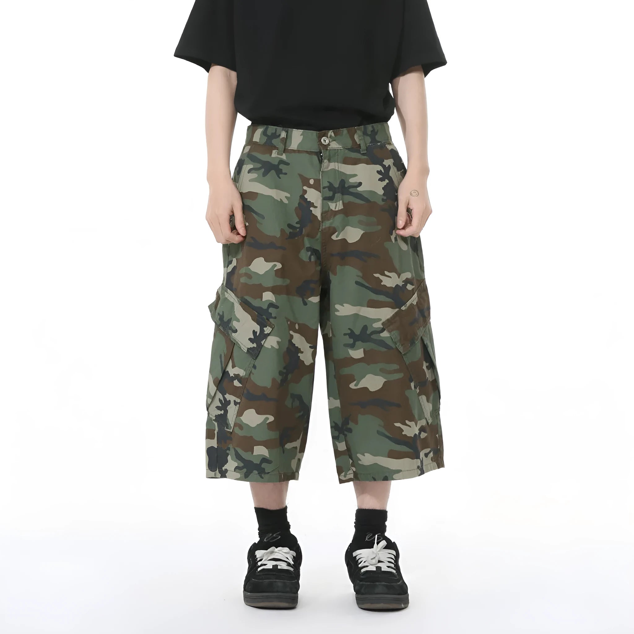 Men's camouflage pattern cotton jeans with wide loose legs and cropped length
