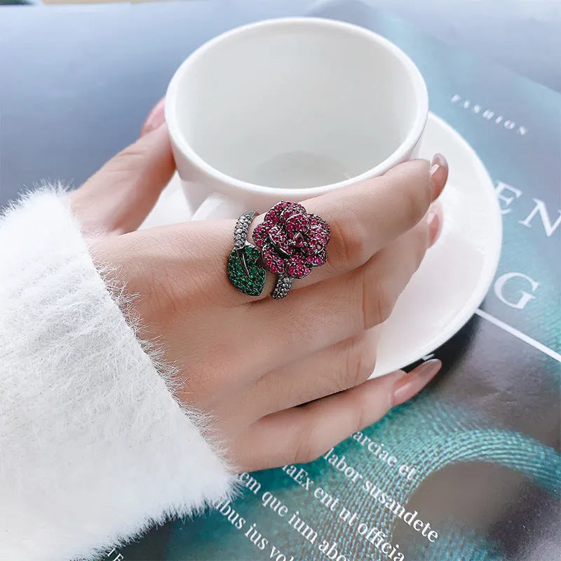 Gold-plated geometric flower ring with red stone for women, black gold colour