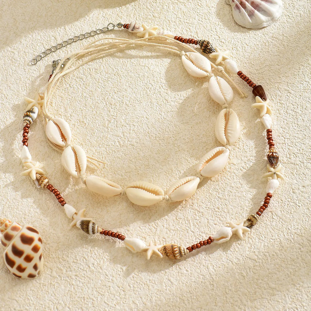 Women's shell necklace with geometric pendant in colour X1900 on regular chain