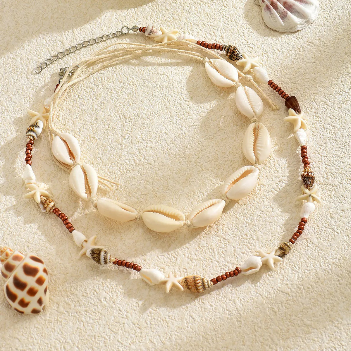 Women's shell necklace with geometric pendant in colour X1900 on regular chain