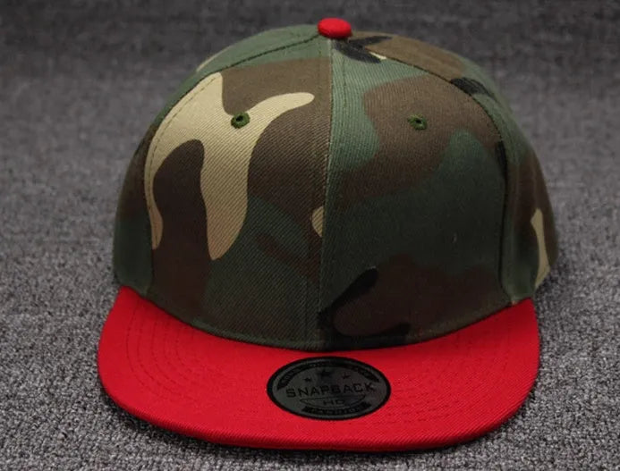 Camo snapback hat with flat brim and adjustable snapback closure in cotton-polyester blend