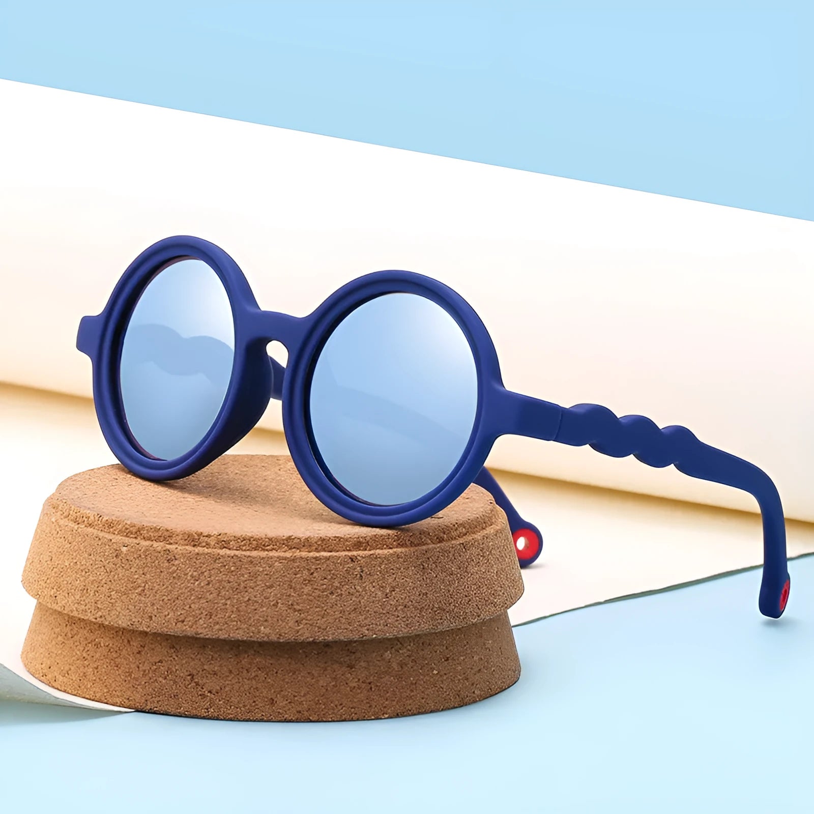 Children's sunglasses with UV400 protection, flexible nylon elastomer frame, blue colour, and polarizer included