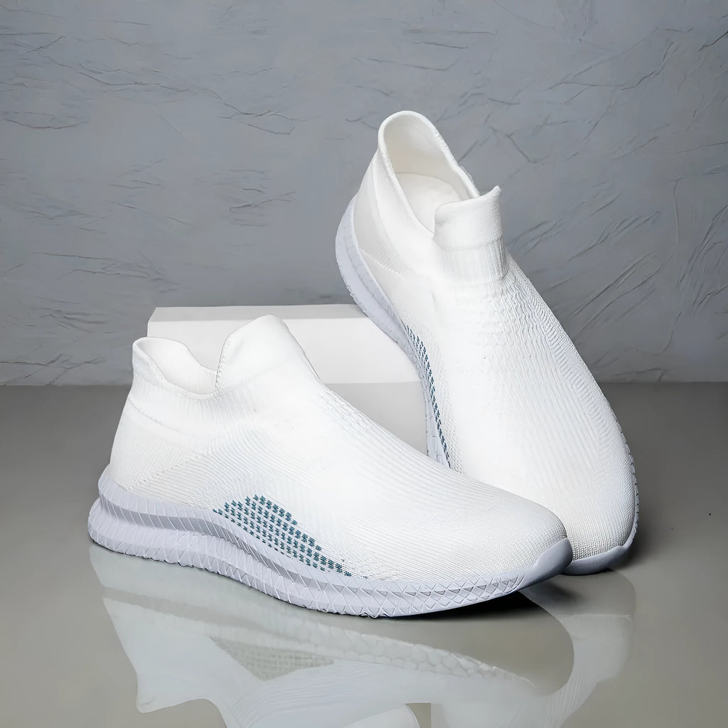 Men's solid colour casual sneakers with fabric popcorn flyknit upper and low-top design.