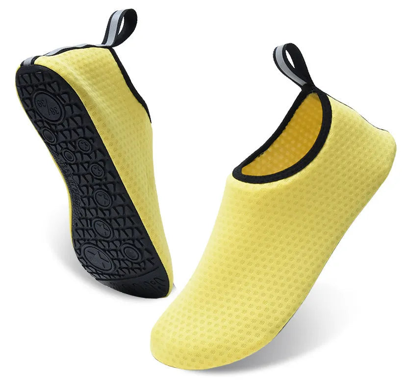 Casual low-top beach shoes with mesh upper and textured non-slip TPR sole.