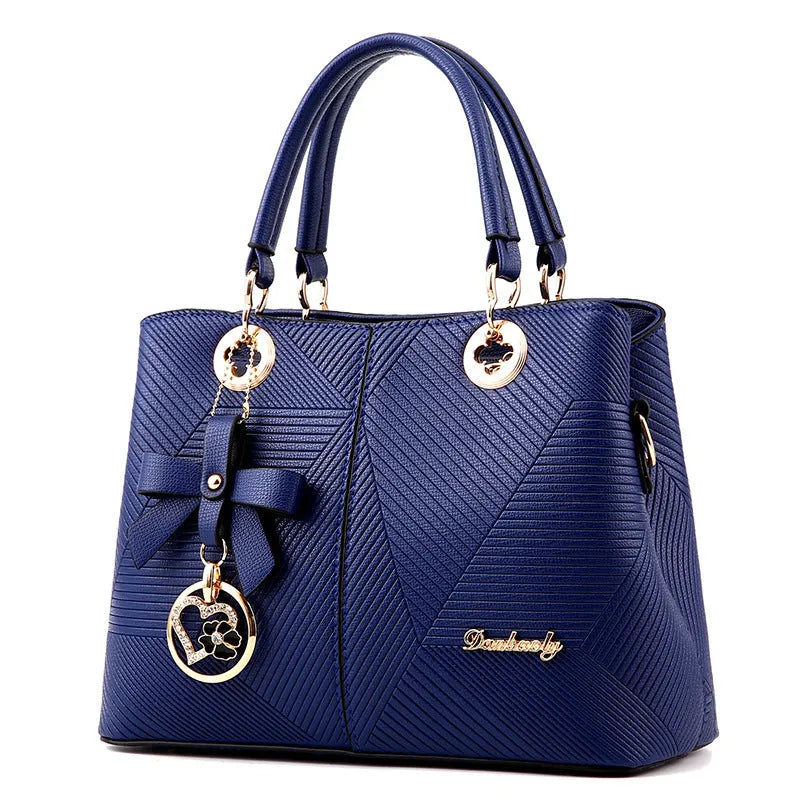 Retro fashion handbag in PU with zip opening and a one-shoulder strap.