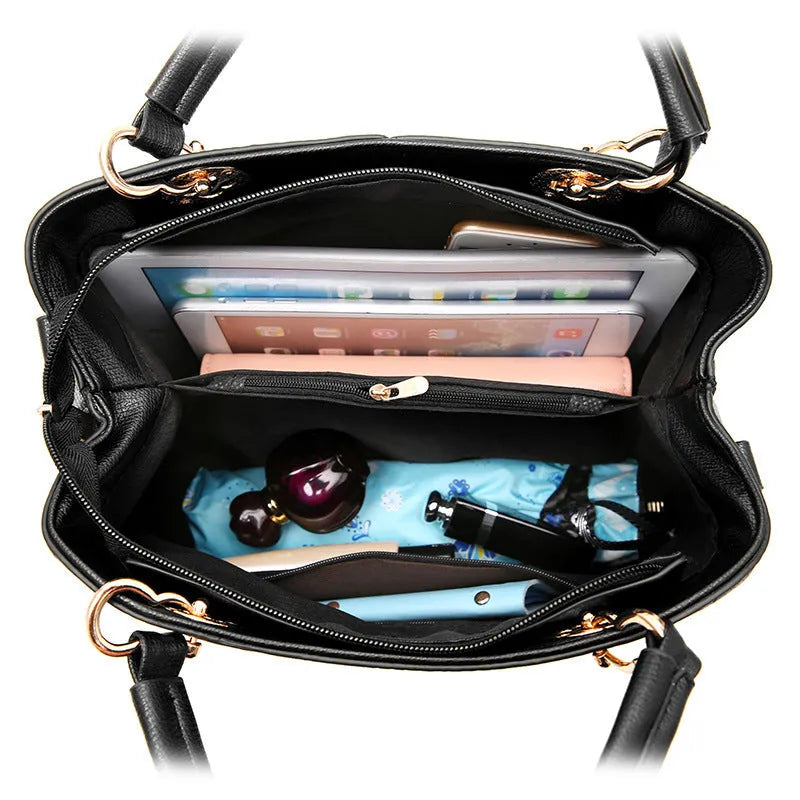 Retro fashion handbag in PU with zip opening and a one-shoulder strap.