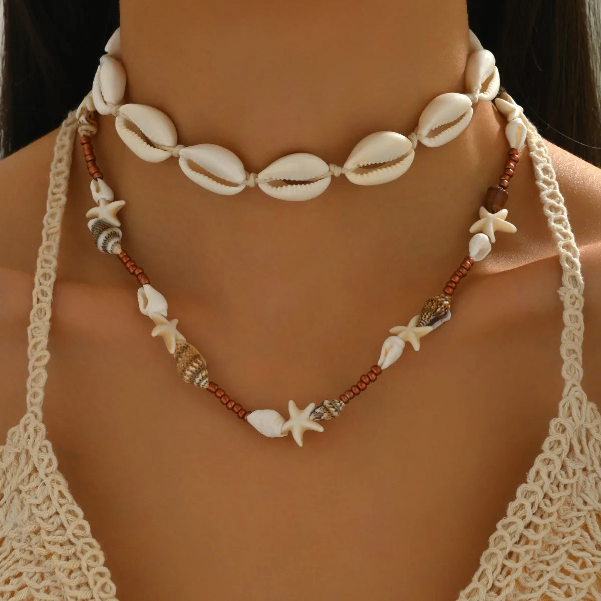 Women's shell necklace with geometric pendant in colour X1900 on regular chain