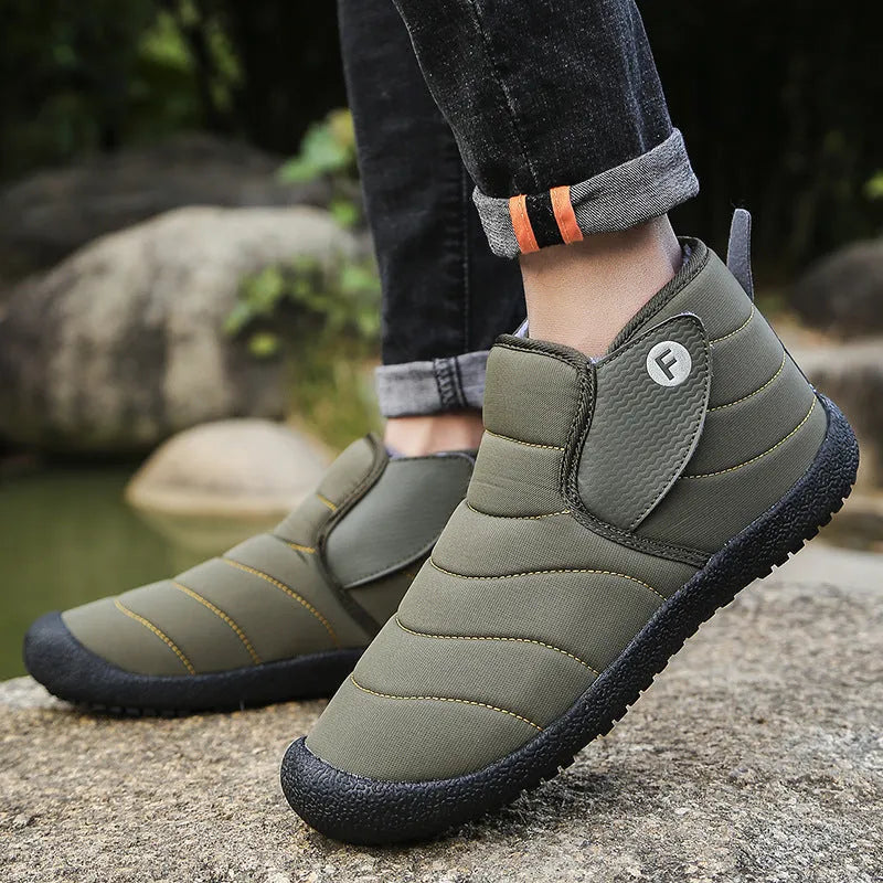 Men's low-heel snow boots in black with a cotton upper and thick rubber sole.