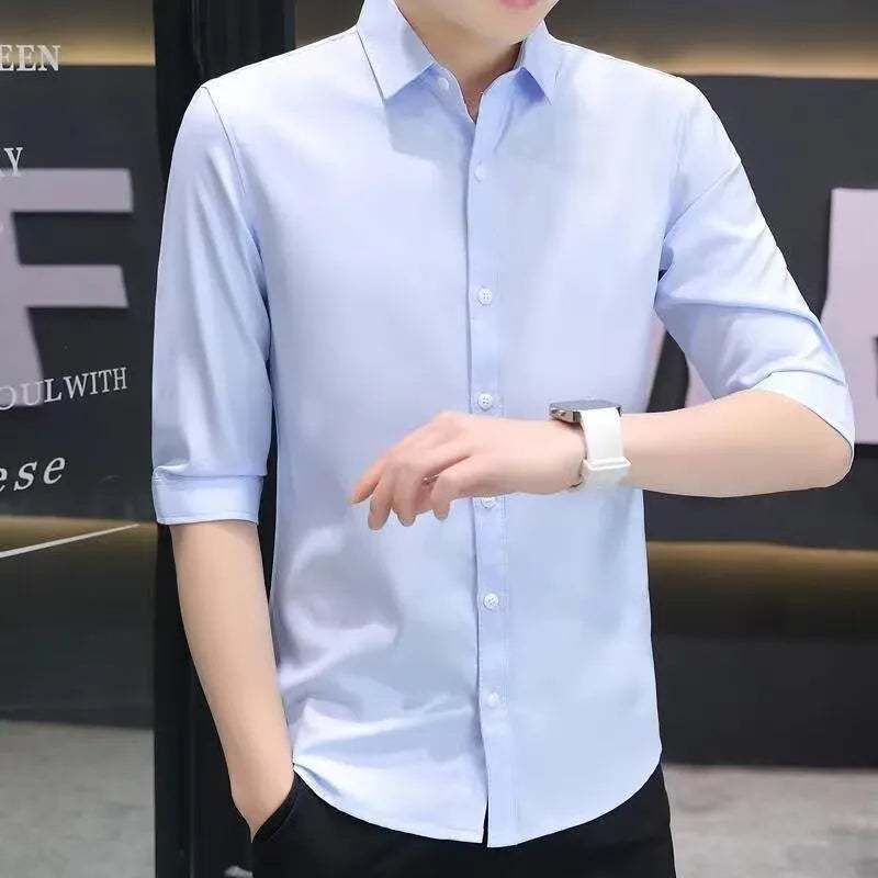 Man wearing a light blue loose slim-fit half-sleeve shirt made from a silk linen blend.