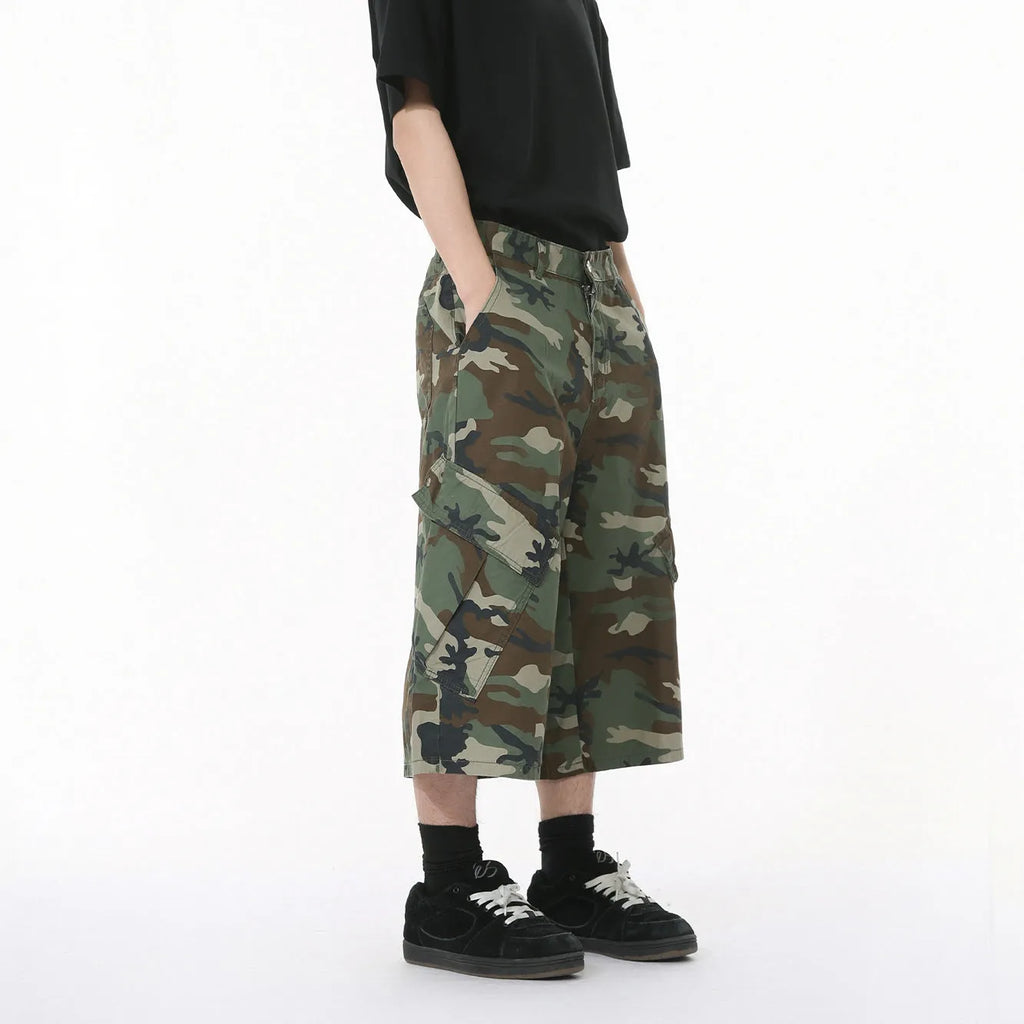 Men's camouflage pattern cotton jeans with wide loose legs and cropped length