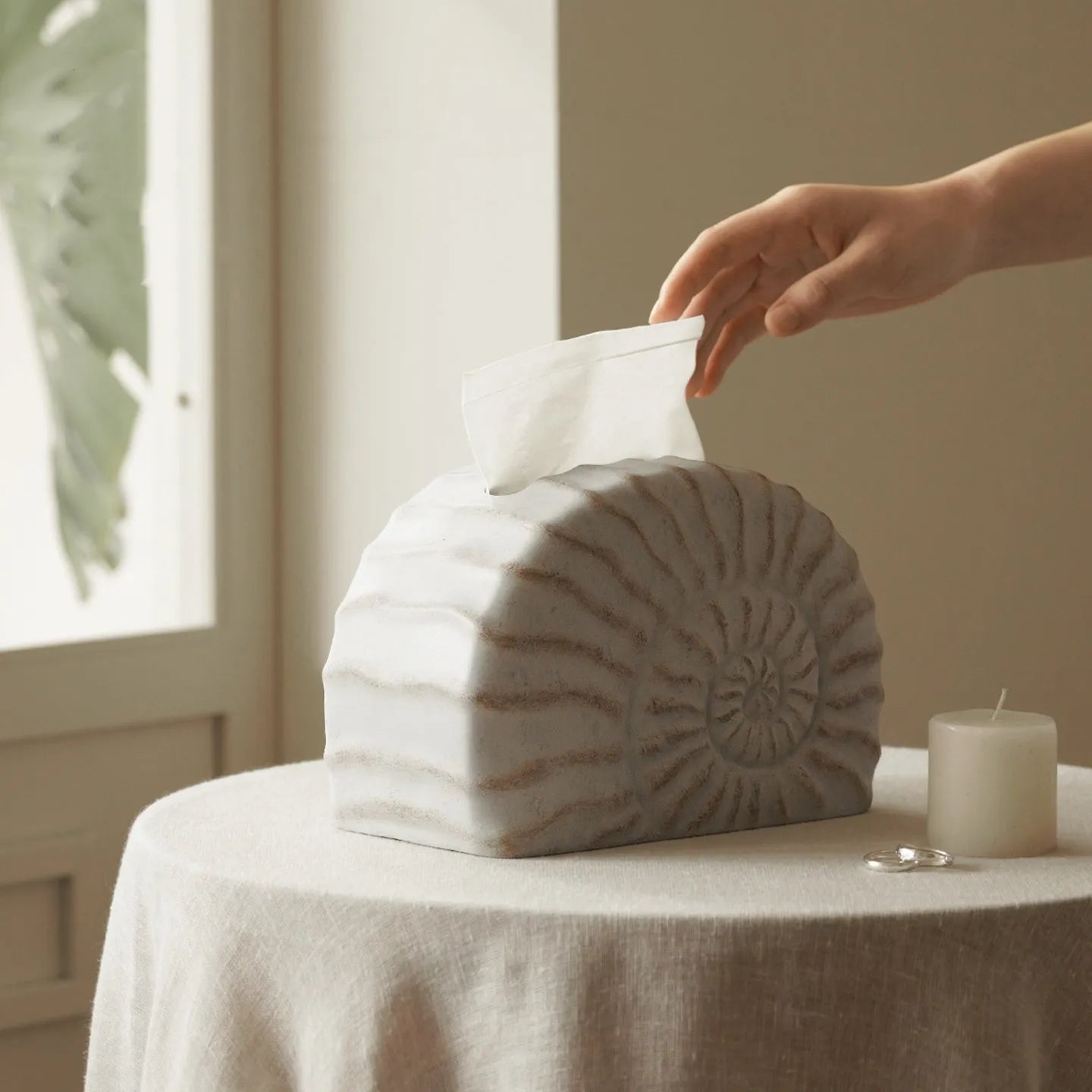 Resin conch ramble decorative tissue box cover with seashell design.