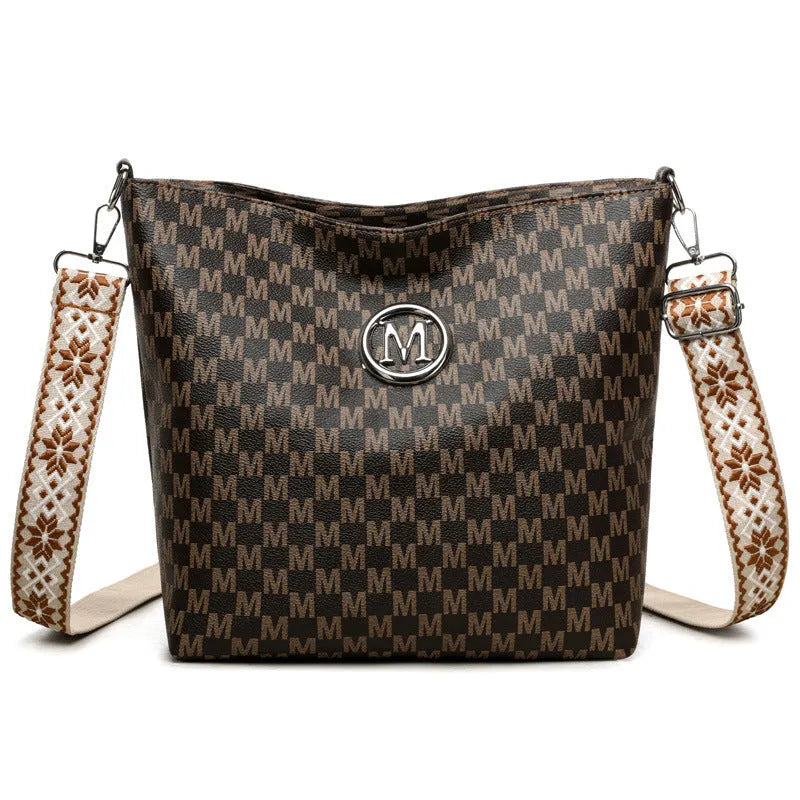 Retro dumpling shape PU leather shoulder bag in black with interior zipper compartment