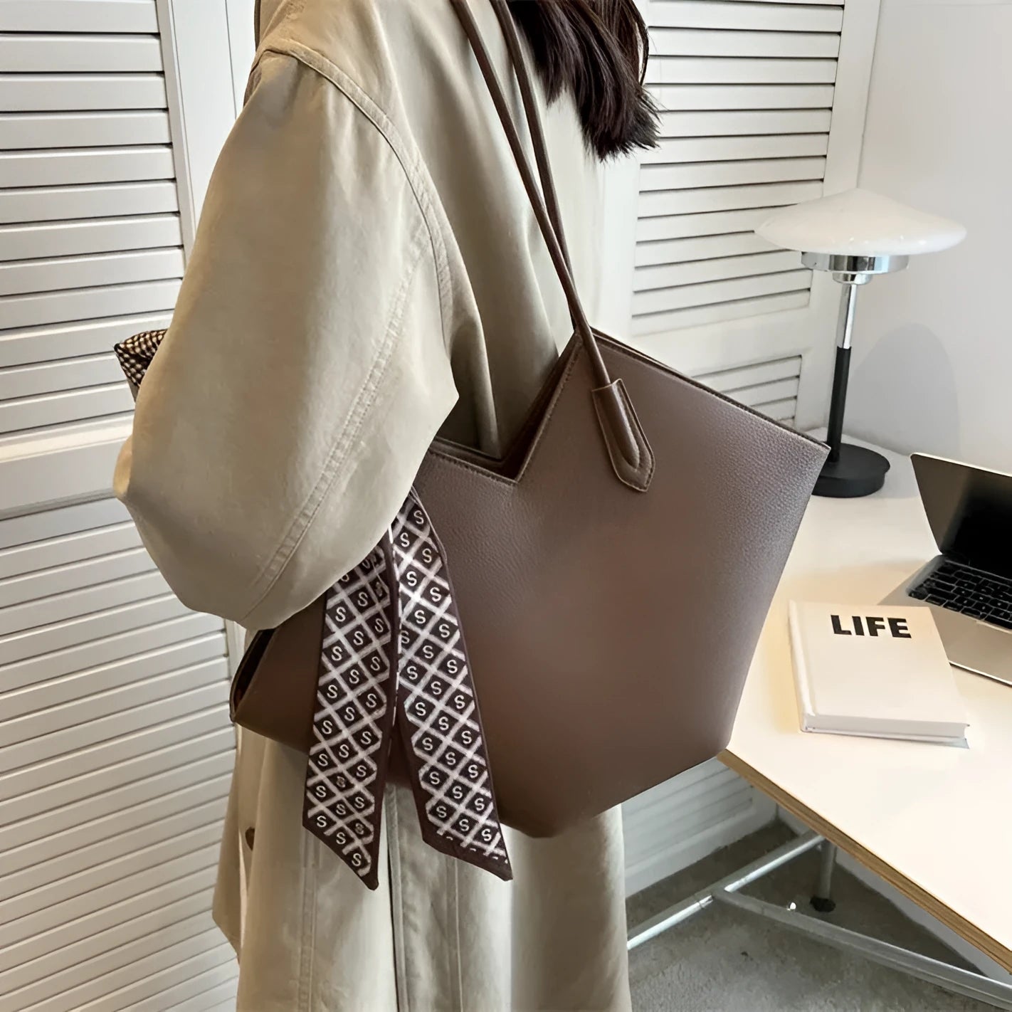 Women's large capacity PU leather shoulder bag in horizontal square shape with sandwich pocket