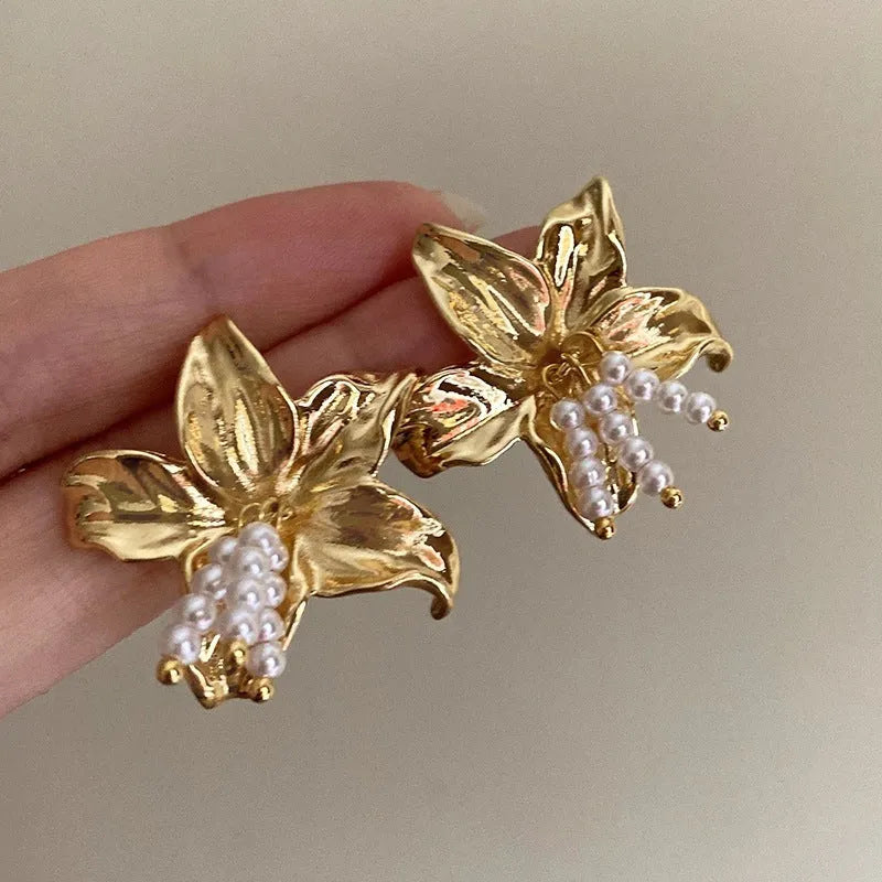 Golden H1795 metal flower earrings with pearl elements and exaggerated floral design
