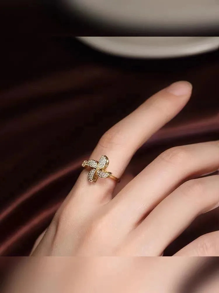 Rotating copper ring with geometric windmill design in gold or silver colour