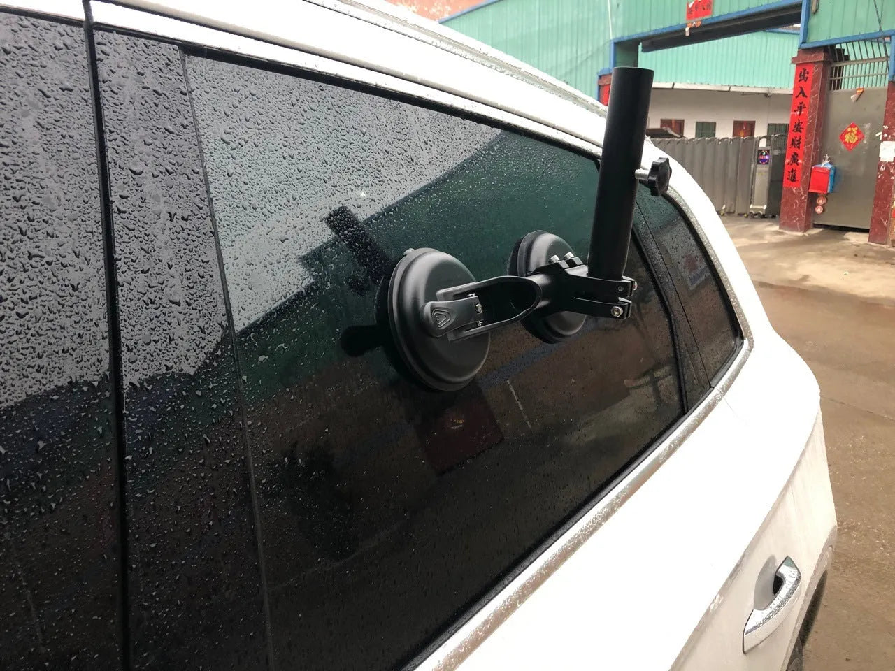 Black off-road car sucker base for windscreen flagpole mounting with round suction cup
