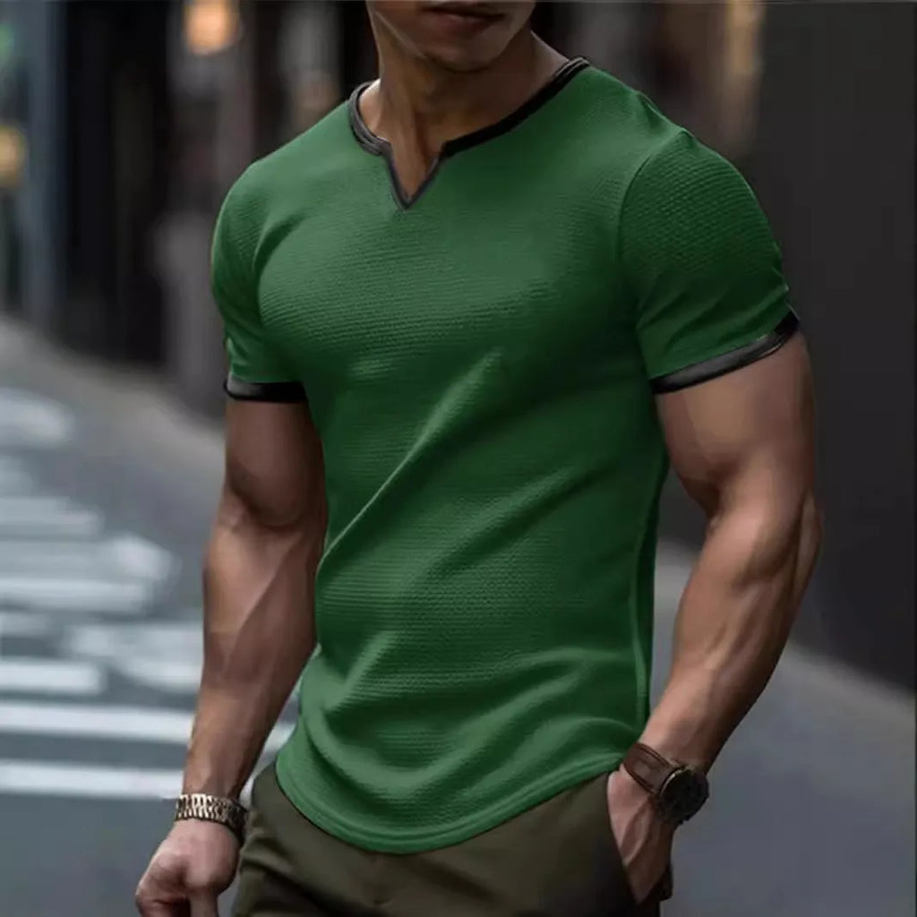 Men's colour-block V-neck short sleeve sports T-shirt in waffle knit polyester fabric.