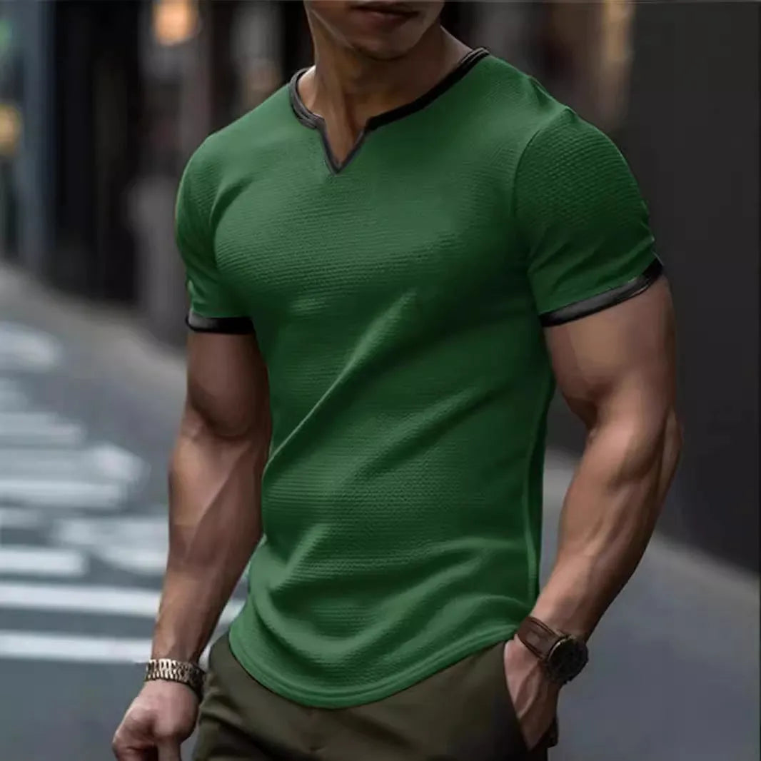 Men's colour-block V-neck short sleeve sports T-shirt in waffle knit polyester fabric.