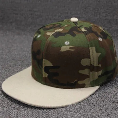 Camo snapback hat with flat brim and adjustable snapback closure in cotton-polyester blend