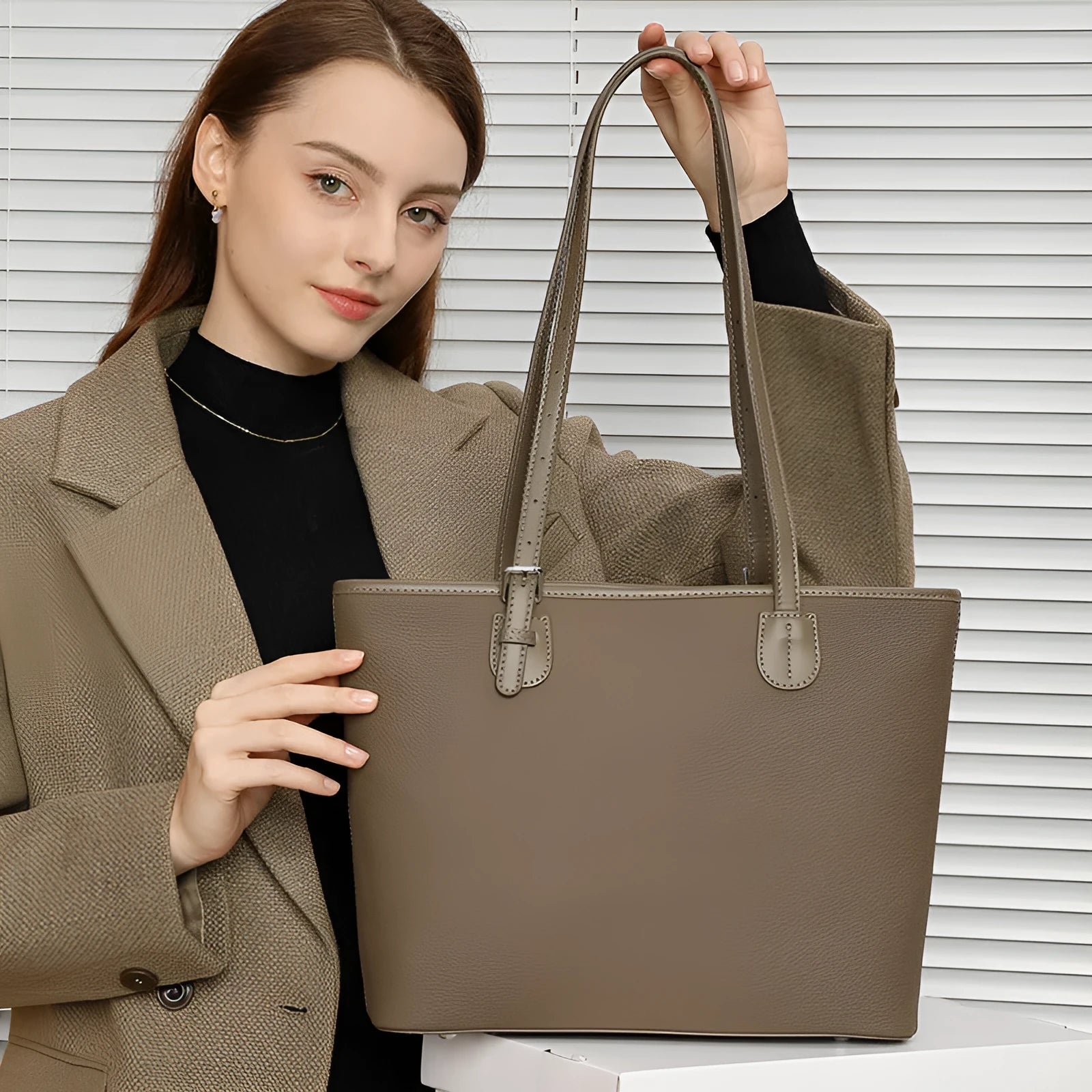 Genuine leather women's tote bag in retro style with multiple internal compartments