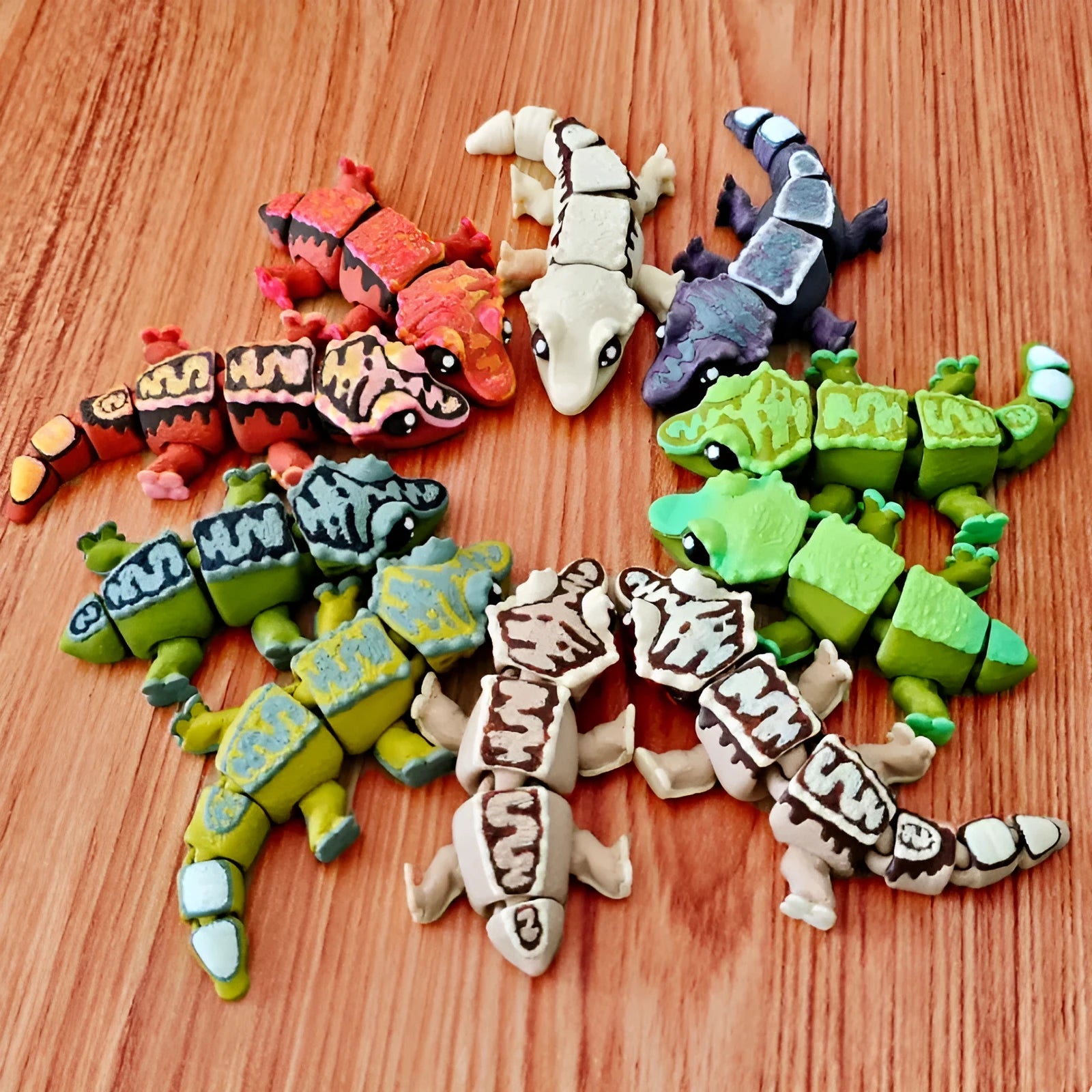 Horn guard crown hair gecko movable joint toy in plastic, 8-10cm, army green colour with poseable limbs