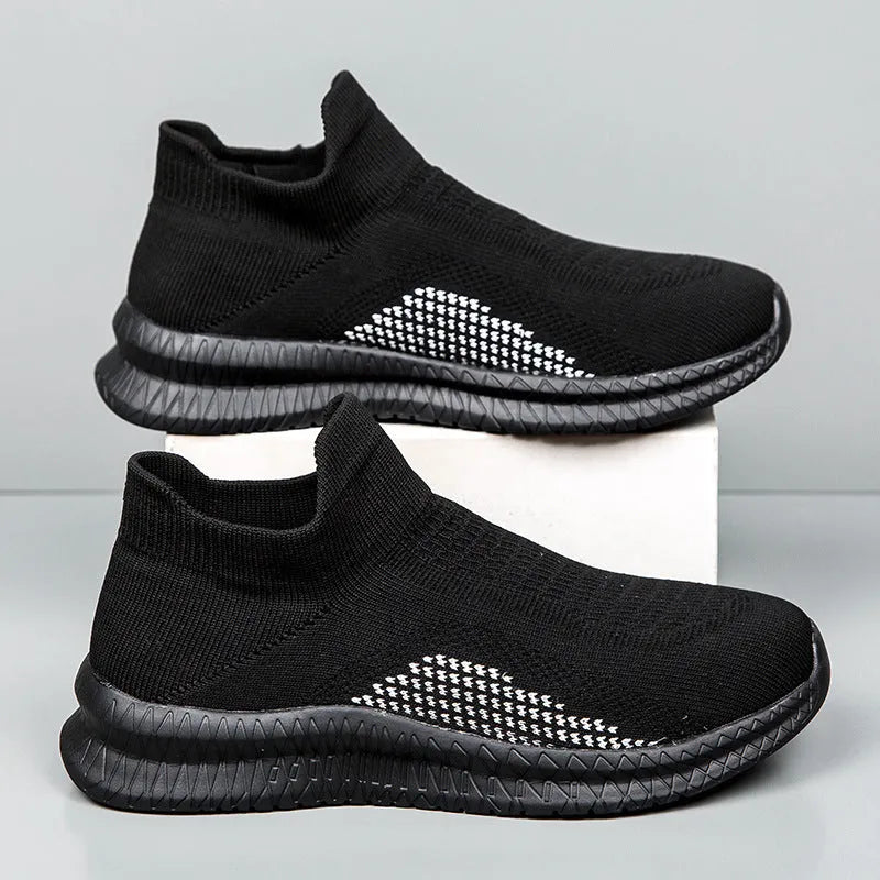 Men's solid colour casual sneakers with fabric popcorn flyknit upper and low-top design.