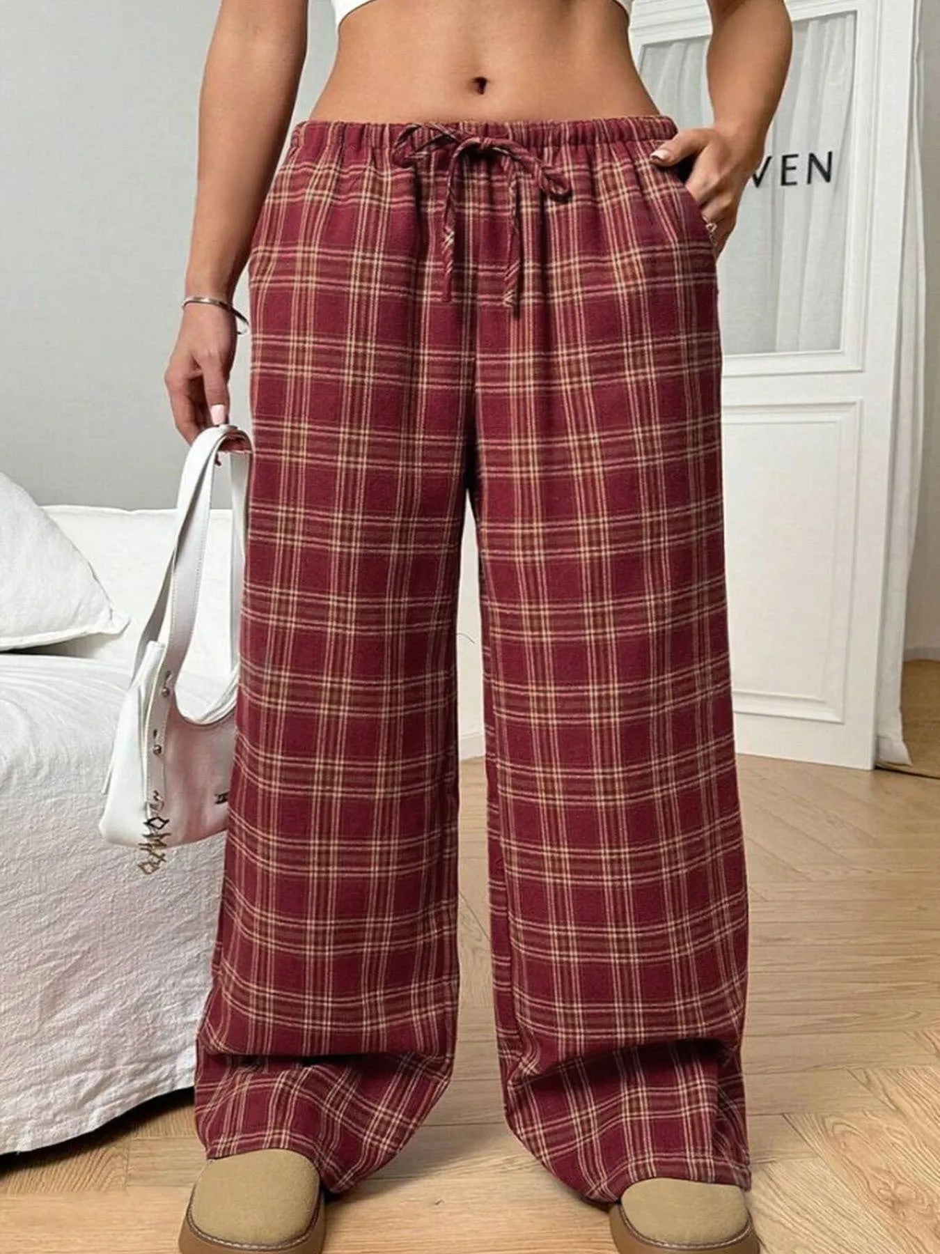 Women's casual trousers with drawstring waist and plaid pockets in red or blue colours