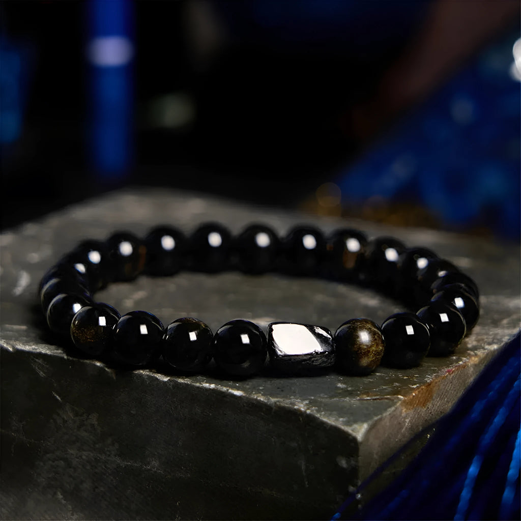 Single strand bracelet with 8mm round beads in natural obsidian, malachite or tiger eye stones.