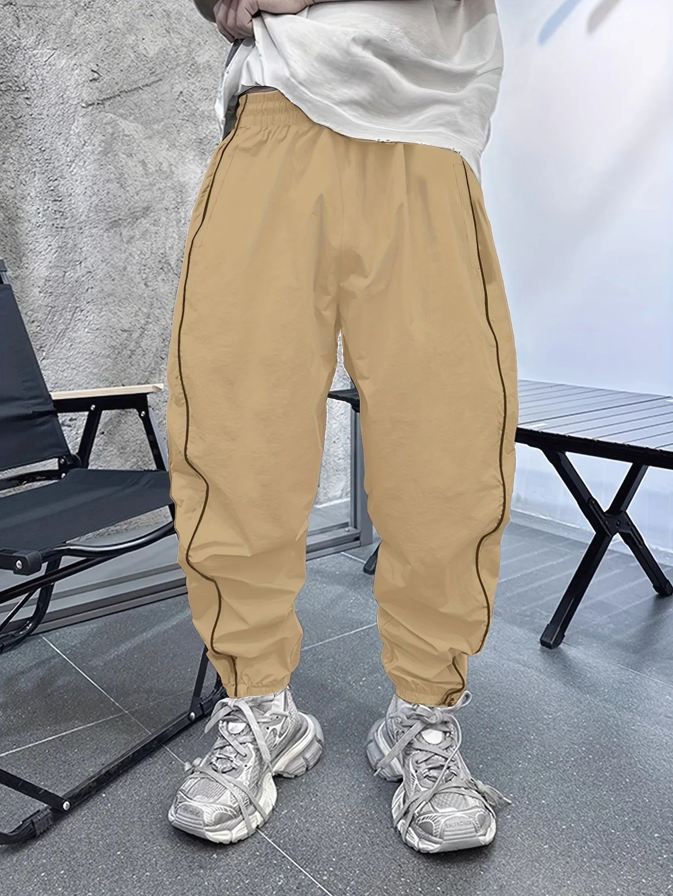 Men's loose fit cropped sports trousers in bamboo fibre, shown in army green.