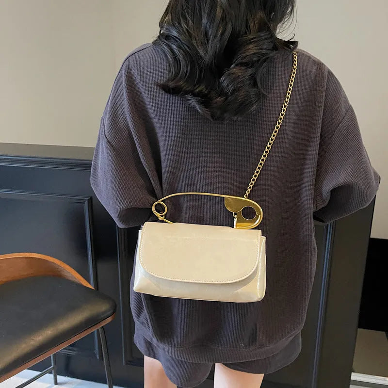 Creative paper clip shoulder handbag in horizontal square shape with street trend style