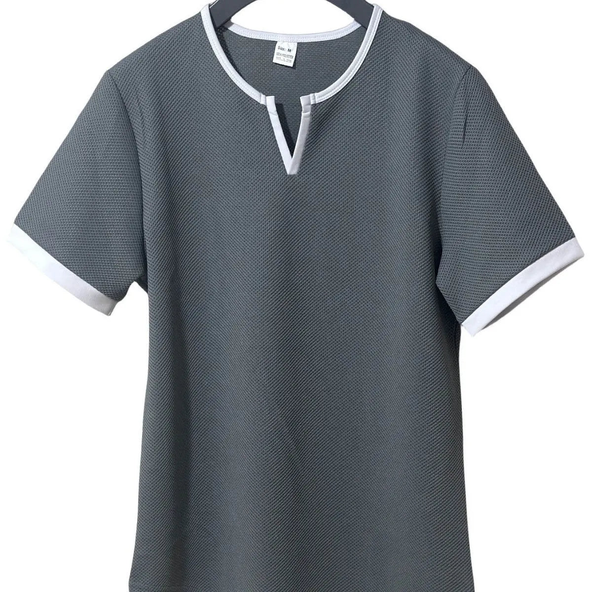 Men's colour-block V-neck short sleeve sports T-shirt in waffle knit polyester fabric.