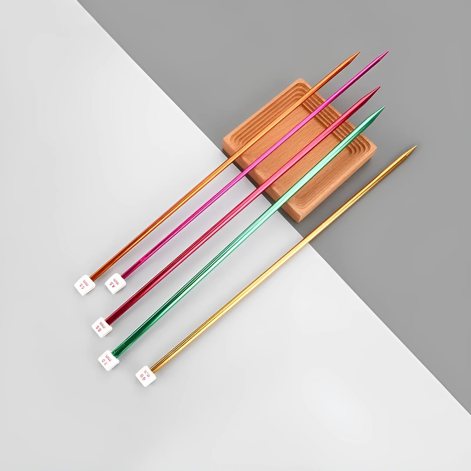 Extended length aluminium crochet hooks with rubberised caps in 13 sizes from 2.0mm to 10.0mm