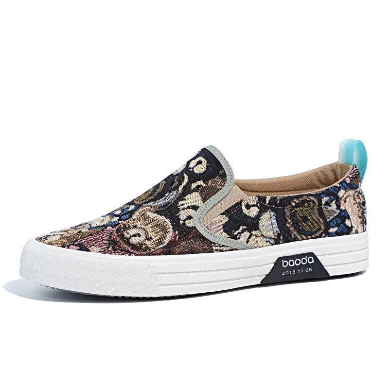 Casual canvas sneakers with vulcanised rubber soles and mesh lining in low-top design