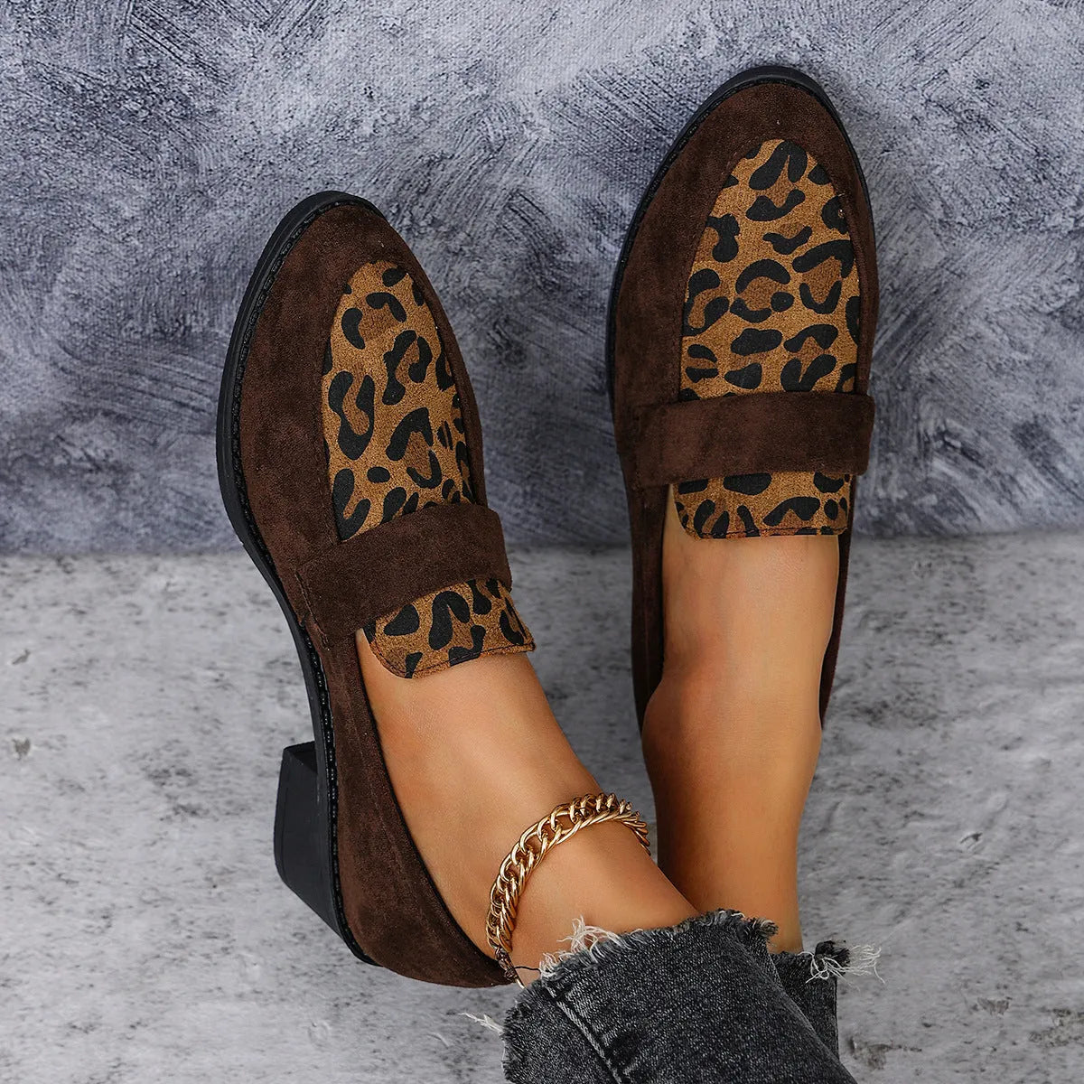 Women's leopard print suede slip-on pumps with chunky heel in brown colour