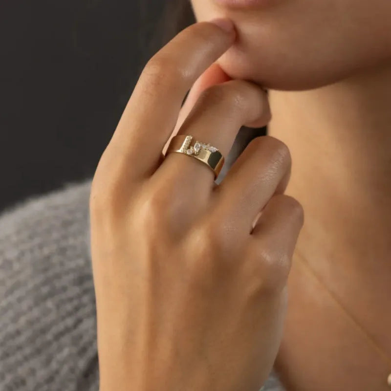 Gold electroplated copper ring with shining zircon stone for women, available in sizes 6 to 10