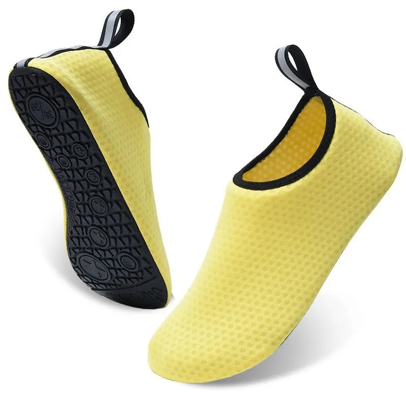 Casual low-top beach shoes with mesh upper and textured non-slip TPR sole.