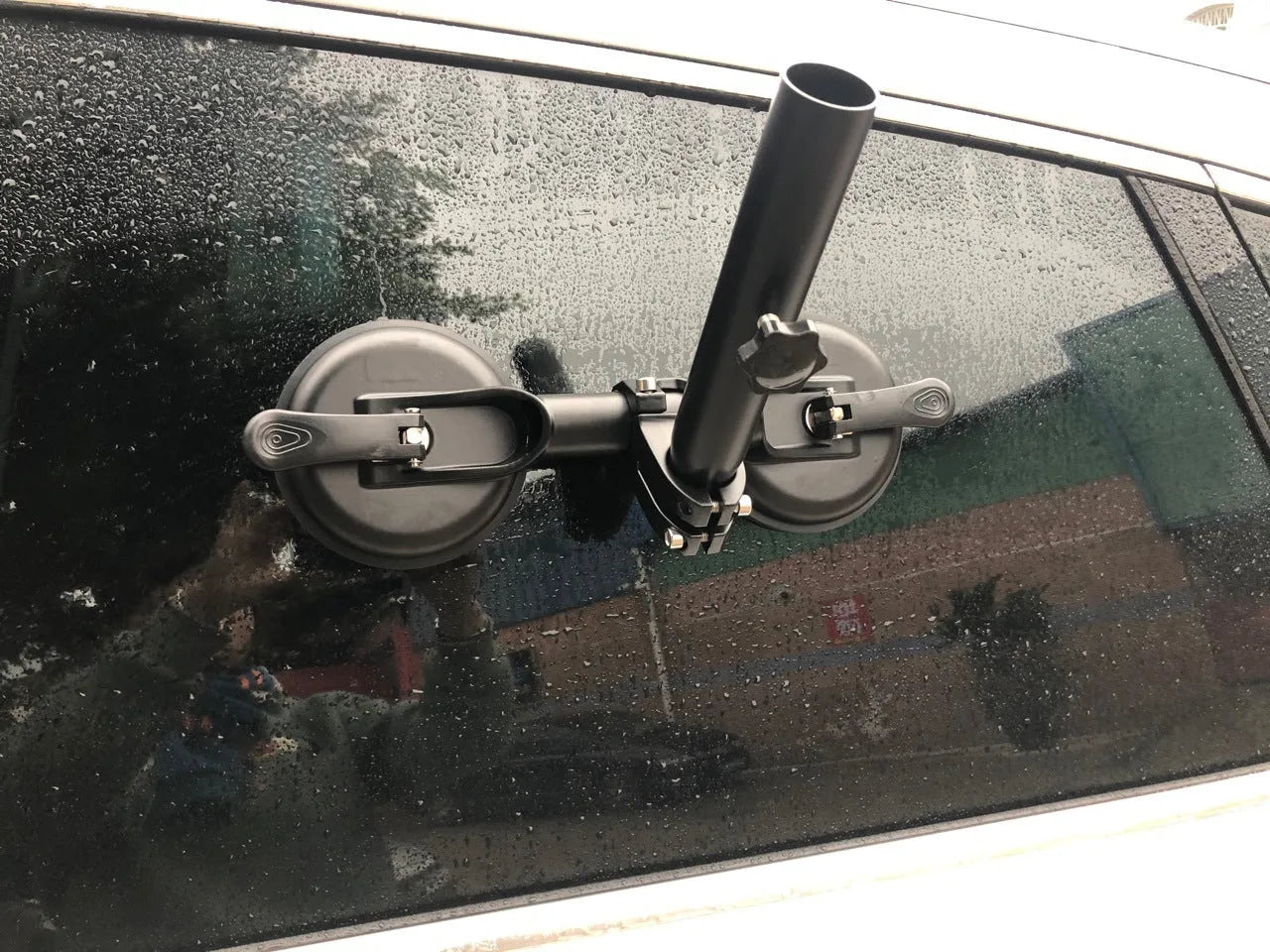 Black off-road car sucker base for windscreen flagpole mounting with round suction cup