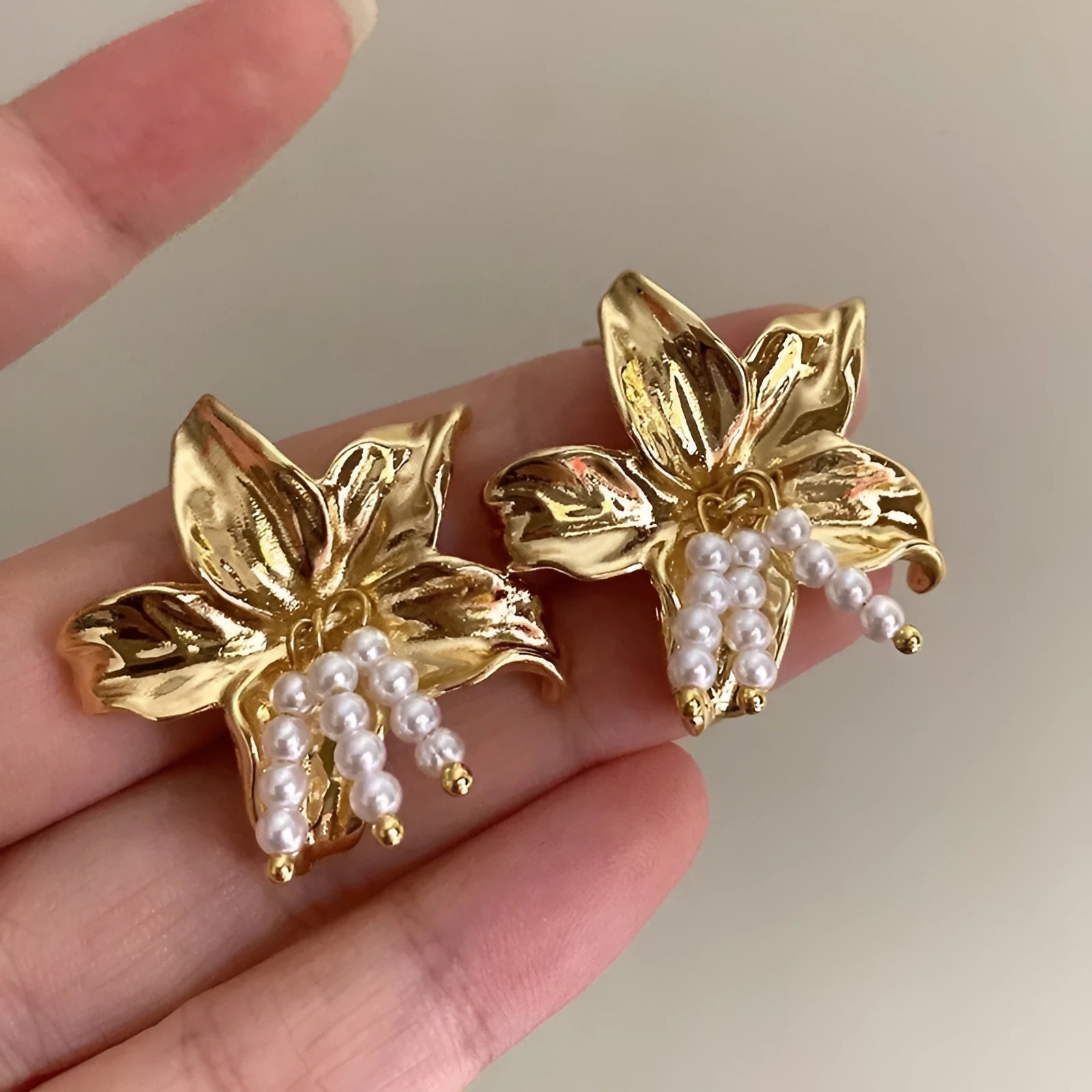 Golden H1795 metal flower earrings with pearl elements and exaggerated floral design