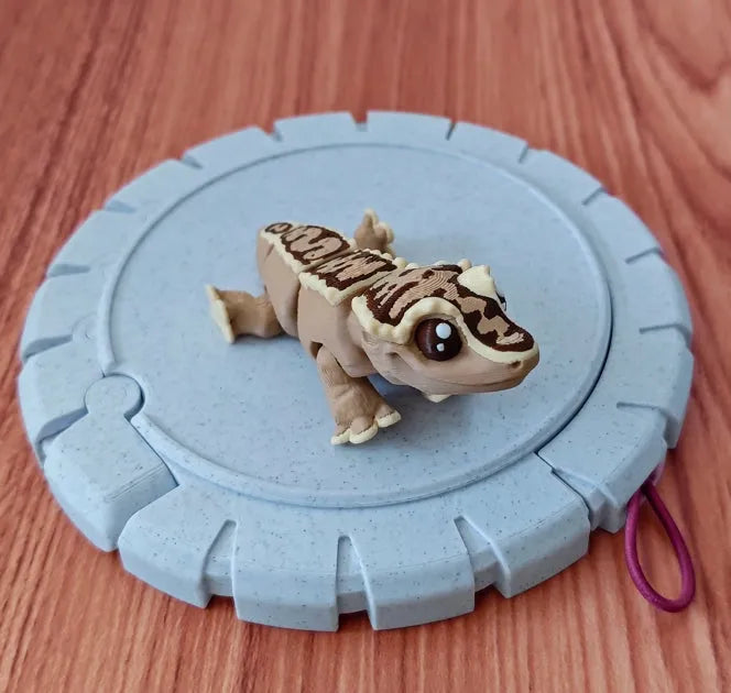 Horn guard crown hair gecko movable joint toy in plastic, 8-10cm, army green colour with poseable limbs