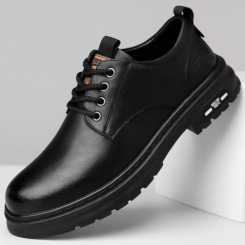 Retro style men's casual outdoor shoes in black with artificial PU upper and round toe design