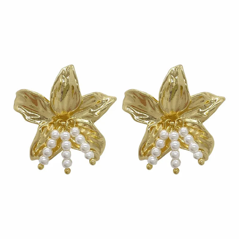 Golden H1795 metal flower earrings with pearl elements and exaggerated floral design