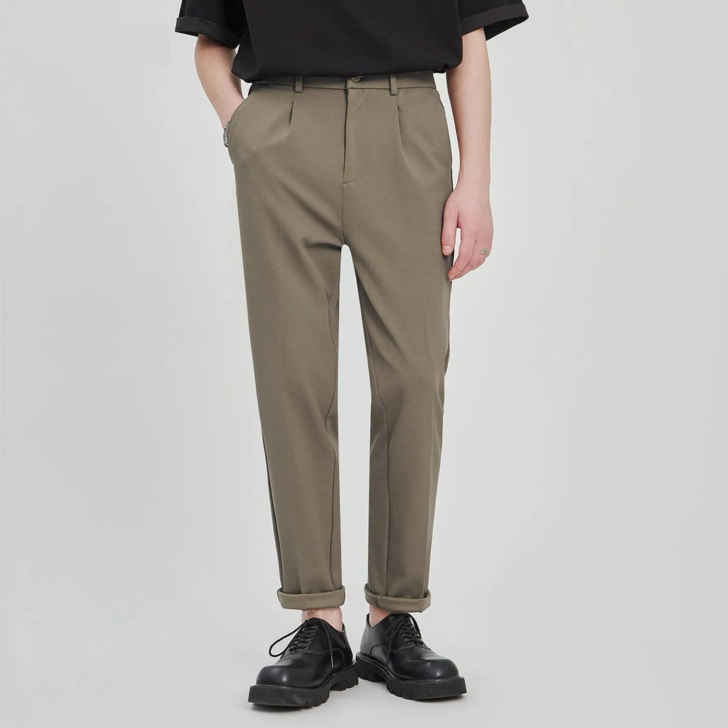 Men's slim-fit ankle length trousers in solid colour with zipper fly, anti-wrinkle polyester twill fabric