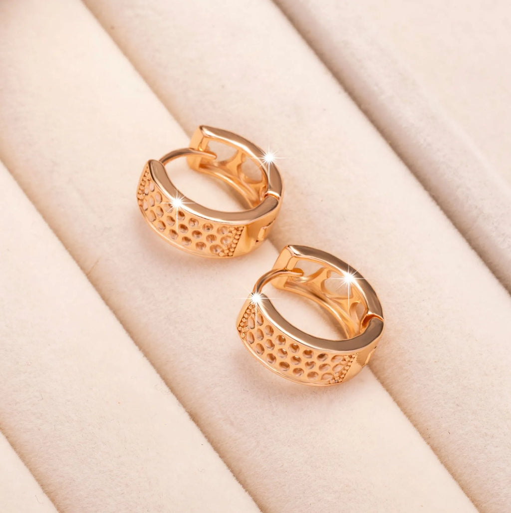 Rose gold women's earrings with three hollowed-out heart shapes in circular pattern