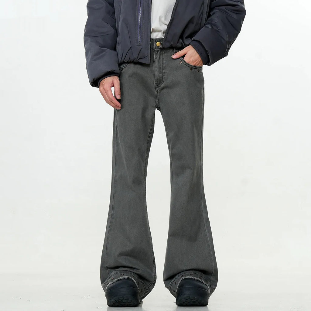Straight-leg skinny jeans in black cotton fabric with horn-style leg opening and zipper fly