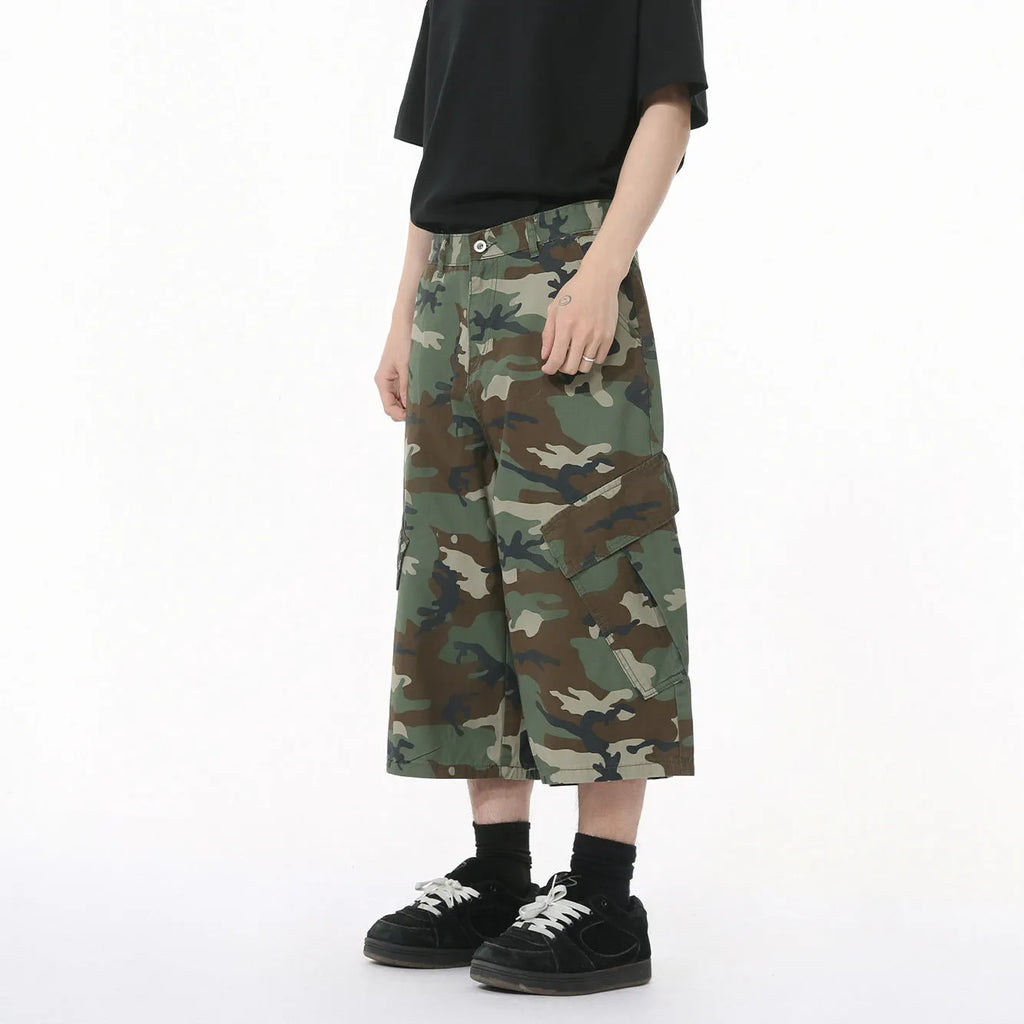 Men's camouflage pattern cotton jeans with wide loose legs and cropped length