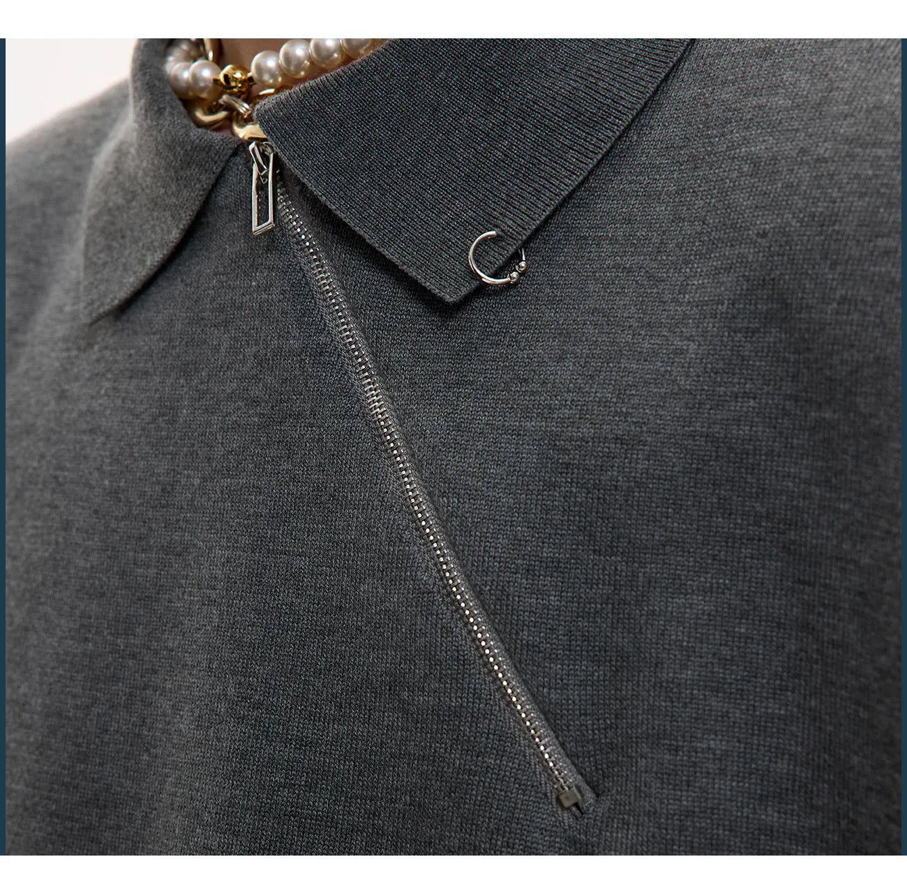 Men's slim-fit knitted polo shirt with oblique zipper collar in black colour