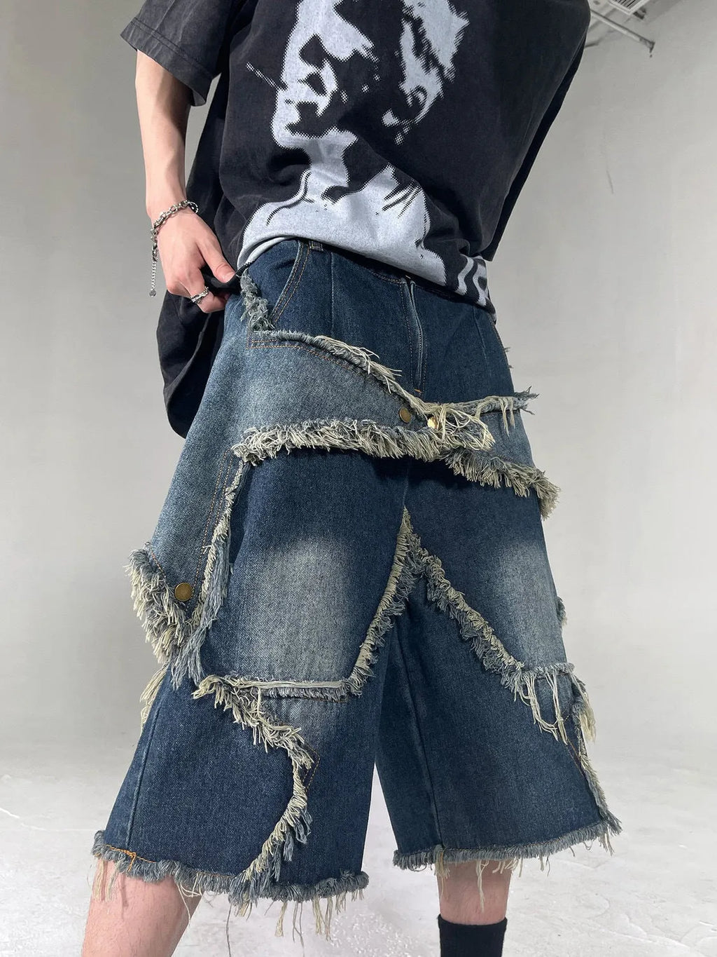 Blue retro denim shorts with frayed edges and five-pointed star decoration, loose fit style