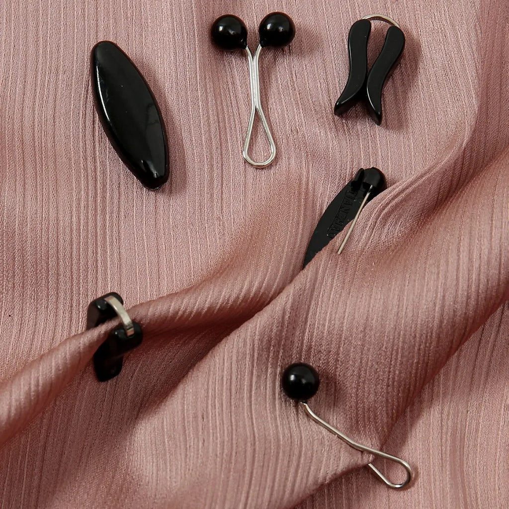 Plastic safety pin set with pearl scarf clip in oval meander pattern, 3.5×1.7cm, resin drip finish, available in 5 colours
